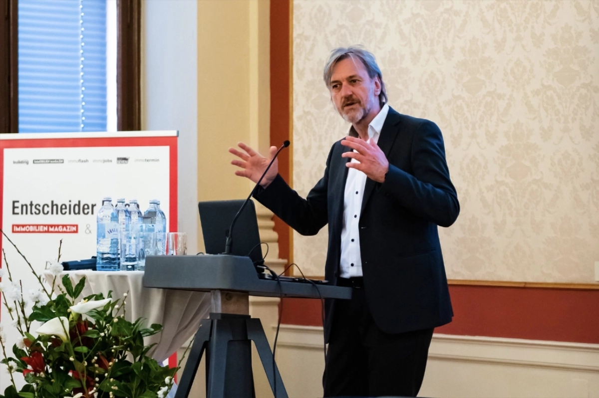 Wolfgang Rath vor Rednerpult hält einen Fachvortrag zu Führung, Organisationsentwicklung und Veränderungsmanagement.