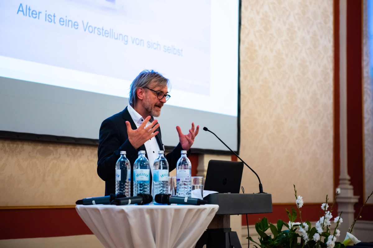 Wolfgang Rath referiert bei einer Fachveranstaltung über Organisationsentwicklung und den demografischen Wandel.